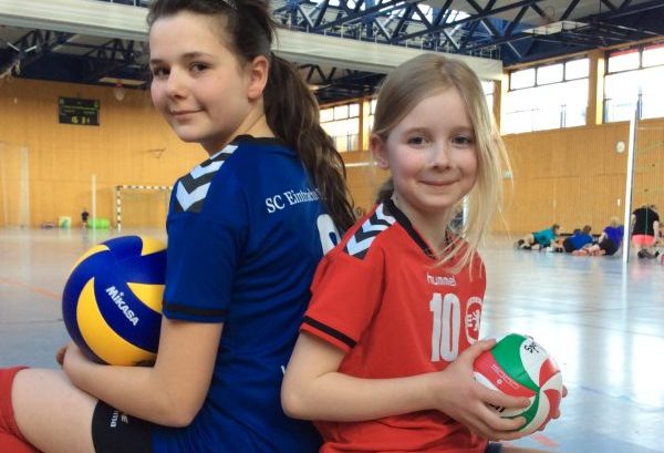 Kinder spielen Volleyball